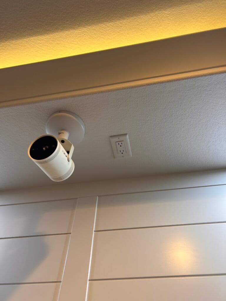 Ceiling-mounted spotlight and electrical outlet in a modern room interior.